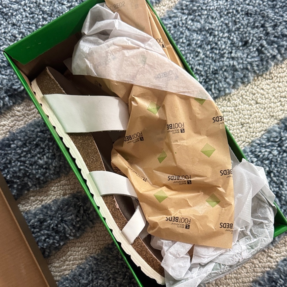 NIB.. Women’s White Mountain Footbeds in white - Picture 3 of 5